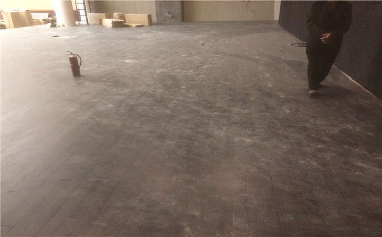 油漆丟了?運動木地板施工現場需要注意!